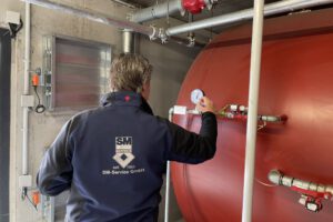 objektservice-mitarbeiter-von-hinten objektservice-mitarbeiter-von-hinten