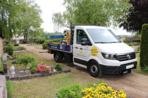 unkrautbekämpfung-fahrzeug-friedhof